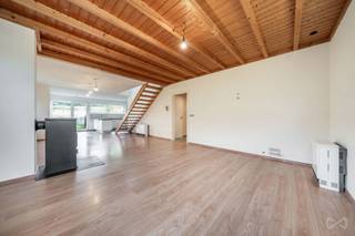 We Invest Malmedy presenteert u deze woning met drie gevels in Chôdes, op de heuvels boven Malmedy, in een groene omgeving en toch dicht bij alle voorzieningen. De woning is gebouwd in 2007, verkeert in goede algemene staat en is direct bewoonbaar, zonder dat er ingrijpende renovaties nodig zijn.<br /><br />De begane grond bestaat uit: een garage met ruimte voor één auto en veel opbergruimte. Op de eerste verdieping: een hal met apart toilet, een ruime woon- en eetkamer met een houtkachel, een gedeeltelijk ingerichte keuken en een wasruimte met plaats voor de wasmachines. Op de tweede verdieping: twee grote slaapkamers, een mezzanine die ideaal is om in te richten als kantoor, en een badkamer met een bad en een douche.<br />Buiten beschikt het huis over een aangename, omheinde tuin met terras, evenals meerdere parkeerplaatsen aan de voorzijde. De weg voor het huis is onlangs gerenoveerd en is nu voorzien van een verkeersdrempel en een fietspad.<br /><br />Technisch gezien is het pand voorzien van PVC-kozijnen met dubbele beglazing, elektrische accumulatorverwarming, een houtkachel, gecontroleerde mechanische ventilatie (VMC) en een gezamenlijk microzuiveringsstation met het naburige huis. De elektrische installatie voldoet aan de voorschriften en de EPC-klasse is C (ref. 20250522001226 – specifiek verbruik: 231 kWh/m²/jaar – totaal verbruik: 29.145 kWh/jaar).<br /><br />Een ideale, functionele woning om te genieten van een aangename woonomgeving in de buurt van Malmedy. Wilt u een bezichtiging? Bel Amandine op 0499/66.71.45