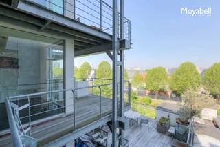 <p>Aan het water gelegen top 2 slaapkamer appartement met uitzicht op de Bijlokesite. Het pand bevindt zich op de 3 de verdieping van de befaamde residentie “Waterpoort” gelegen in het centrum van Gent nabij de Veldstraat en Kouter en op amper 1 km van het Sint Pieters Station. Dit lichtrijk appartement beschikt over een ruime living met grote glaspartijen, open haard, ingemaakte kasten en parket. Hiernaast bevindt zich een open volledig geïnstalleerde keuken en eetplaats. Via de nachthal treft men 2 slaapkamers met ingebouwde kasten, een badkamer met ligbad, dubbele lavabo en inloopdouche en een berging/ waskamer. Het zonnige terras rond het geheel af van dit uitzonderlijk appartement. Een ondergrondse parkeerplaats is beschikbaar. EPC 104 kWh/m2.</p>