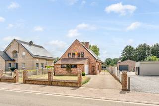 <p>Bent u op zoek naar een ruime woning waar u uw eigen thuis kunt creëren? Dan is deze aangename gezinswoning op een mooi perceel van maar liefst 12 are 48 ca absoluut een bezoek waard. Deze woning combineert een rustige woonomgeving met een uitstekende ligging en biedt dankzij de ruime indeling en het grote perceel heel wat mogelijkheden voor gezinnen, tuinliefhebbers en iedereen die op zoek is naar ruimte en comfort. 🌿<br /><br />Bij het binnenkomen ervaart u meteen het aangename karakter van deze woning. De praktische indeling zorgt ervoor dat elke ruimte optimaal benut kan worden en biedt een gezellige leefomgeving voor het hele gezin. De woning beschikt over 3 slaapkamers, waardoor er voldoende plaats is voor gezinsleden, een thuiskantoor of een hobbyruimte. Dankzij de aanwezige ruimte en de vele mogelijkheden kan deze woning volledig aangepast worden aan uw persoonlijke wensen en levensstijl. 🏡<br /><br />Een van de grootste troeven van deze woning is zonder twijfel het ruime perceel van 12a48ca. Hier geniet u volop van een mooie buitenruimte waar kinderen veilig kunnen spelen, waar u gezellig kunt tafelen met familie en vrienden of waar u na een drukke dag heerlijk tot rust kunt komen in een groene omgeving. De tuin biedt bovendien tal van mogelijkheden voor wie graag tuiniert of droomt van een eigen buitenproject. ☀️🌳<br /><br />Ook de ligging is een belangrijke meerwaarde. De woning bevindt zich op een fijne en praktische locatie, dichtbij scholen, winkels, openbaar vervoer en belangrijke verbindingswegen. Hierdoor geniet u van een vlotte bereikbaarheid naar omliggende gemeenten en steden, terwijl u toch kunt wonen in een aangename en rustige omgeving. Deze combinatie maakt de woning bijzonder interessant voor zowel jonge gezinnen als mensen die dagelijks de baan op moeten. 🚗<br /><br />Dankzij de combinatie van de ruime grond, de aangename ligging en de vele mogelijkheden is dit een ideale gezinswoning met potentieel. Of u nu op zoek bent naar uw eerste eigen woning, een plek waar uw gezin verder kan groeien of een woning met voldoende ruimte voor de toekomst: dit pand biedt alle ingrediënten om er een warme en comfortabele thuis van te maken. 🔑<br /><br />Stedenbouwkundige info:<br />Woongebied – bouwvergunning – geen rechterlijke herstelmaatregel of bestuurlijke maatregel opgelegd – geen voorkooprecht - verkavelingsvergunning. <br /><br />O-peil: niet overstromingsgevoelig<br /><br />EPC: 199 kWh/m² jaar - certificaatnummer: 20260611-0003880164-RES-1<br /><br />G-score: A<br />P-score: A<br /> <br /> </p>