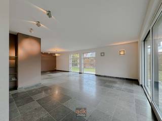 Ruime, lichtrijke villa met zonnige tuin – 908 m² grond – direct aan de duinenOp een absolute topligging, grenzend aan het duinengebied, presenteren...