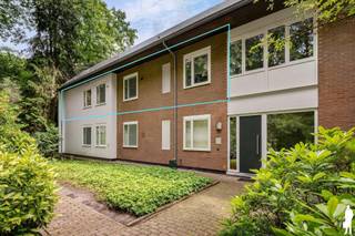 <p><strong>Lichtrijk en zeer ruim 3 – slaapkamer appartement van 173 m² in mooie groene omgeving</strong></p>
<p>Verscholen in een <strong>groene, bosrijke omgeving</strong> bevindt zich dit ruime en <strong>instapklare 3-slaapkamer appartement</strong>, waar <strong>rust, licht en comfort</strong> mooi samenkomen. De ligging in een <strong>kleinschalige residentie</strong>, omringd door volwassen bomen en een prachtig aangelegd domein, zorgt voor een uitzonderlijk aangename woonbeleving.</p>
<p><strong>Indeling</strong></p>
<ul>
<li>Ruime inkomhal met ingebouwde vestiaire en een afzonderlijk gastentoilet.</li>
<li>Royale leefruimte, waar grote raampartijen zorgen voor een overvloed aan natuurlijk licht en een prachtig zicht op het omliggende groen.</li>
<li>Moderne, volledig uitgeruste keuken, uitgevoerd in een strak en hedendaags<strong> design </strong>en voorzien van kwalitatieve toestellen en voldoende bergruimte.</li>
<li>Functionele was- en bergruimte</li>
<li>3 ruime <strong>slaapkamers </strong>met <strong>ingemaakte kasten</strong>, waarvan één voorzien van afzonderlijke dressing.</li>
<li>Een ruime <strong>badkamer</strong> voorzien van dubbel lavabomeubel, ligbad, douche en toilet</li>
<li>Een <strong>ruim </strong>en<strong> zonnig terras </strong>aan de leefruimte met een mooi uitzicht op de groene omgeving en een <strong>tweede</strong> <strong>terras</strong> aan de slaapkamer.</li>
</ul>
<p><strong>Troeven</strong></p>
<ul>
<li><strong>Rustige</strong> ligging in een <strong>bosrijke</strong>, residentiële <strong>omgeving</strong></li>
<li>Ruime en <strong>lichtrijke</strong> leefruimte op <strong>mooie</strong> <strong>parketvloer</strong></li>
<li><strong>Moderne</strong>, volledig uitgeruste <strong>keuken</strong> met kwalitatieve toestellen</li>
<li>Slaapkamer met maatwerkkasten en <strong>dressing</strong></li>
<li>Praktische was- en bergruimte</li>
<li>Aangenaam <strong>ruim terras</strong> met groen uitzicht</li>
<li><strong>Instapklaar</strong> en uitstekend onderhouden</li>
<li><strong>Garagebox</strong> en kelder</li>
</ul>
<p><strong>Bijzonderheden</strong></p>
<ul>
<li><strong>Kleinschalige</strong> <strong>residentie</strong> met syndicus in het gebouw</li>
<li><strong>Dak vernieuwd in 2025 </strong>met kunstleien en nieuwe goten</li>
<li>Gemeenschappelijke delen worden goed onderhouden</li>
<li>Interessant voor eigen bewoning of als <strong>investering</strong></li>
</ul>
<p>Bent u op zoek naar een <strong>ruim en volledig instapklaar appartement </strong>met een aangenaam terras en <strong>rustige ligging</strong> in <strong>Kapellen</strong>? Contacteer ons gerust voor meer informatie of een bezoek ter plaatse.</p>