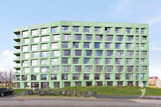 <p><span>Moderne kamer gelegen in studentenresidentie Woods, vlakbij het Belle-Vue park. </span></p><p><span>De residentie is gelegen op een boogscheut van het centrum van Leuven, op wandelafstand van het station en nabij verschillende campussen.</span></p><p><span> </span></p><p><span>De kamer is voorzien van een uitklapbaar tweepersoonsbed (140cm x 200cm - matras niet incl.), ingebouwde kleerkasten, waardoor er meer dan voldoende opbergruimte is. De kamer heeft ook een ingebouwde bureau met  boekenplank en persoonlijke frigo met vriesvak. Verder beschikt de kamer over een persoonlijke badkamer met douche, lavabo en toilet.</span></p><p><span>De fietsenstalling is bereikbaar met de lift of via de trappenhal.</span></p><p><span> </span></p><p><span>Per verdieping zijn er twee keukens, die gedeeld worden met maximaal 10 personen. De keukens zijn voorzien van een oven, microgolf, vitro-keramische kookplaat, eettafel, wastafels en een persoonlijke opbergkast die op slot kan. Elke keuken heeft ook zijn eigen terras.</span></p><p><span> </span></p><p><span>Er is ook een gemeenschappelijke ontspanningsruimte met televisie, zetels, tafels en een kickertafel. Verder is er ondergronds nog een afsluitbare fietsenstalling, afvallokaal en een wasplaats met wasmachine en droogkast. </span></p><p><span> </span></p><p><span>De prijs bedraagt €645/maand exclusief provisie nutsvoorzieningen (50 euro/maand)</span></p><p><span> </span></p><p><span>*De Foto's in de advertentie zijn van een gelijkaardige studentenkamer.</span></p><p><span> </span></p><p><span>Interesse? Contacteer ons via  </span><span><span>student@immolivit.be</span></span><span> </span></p><p><span> </span></p>