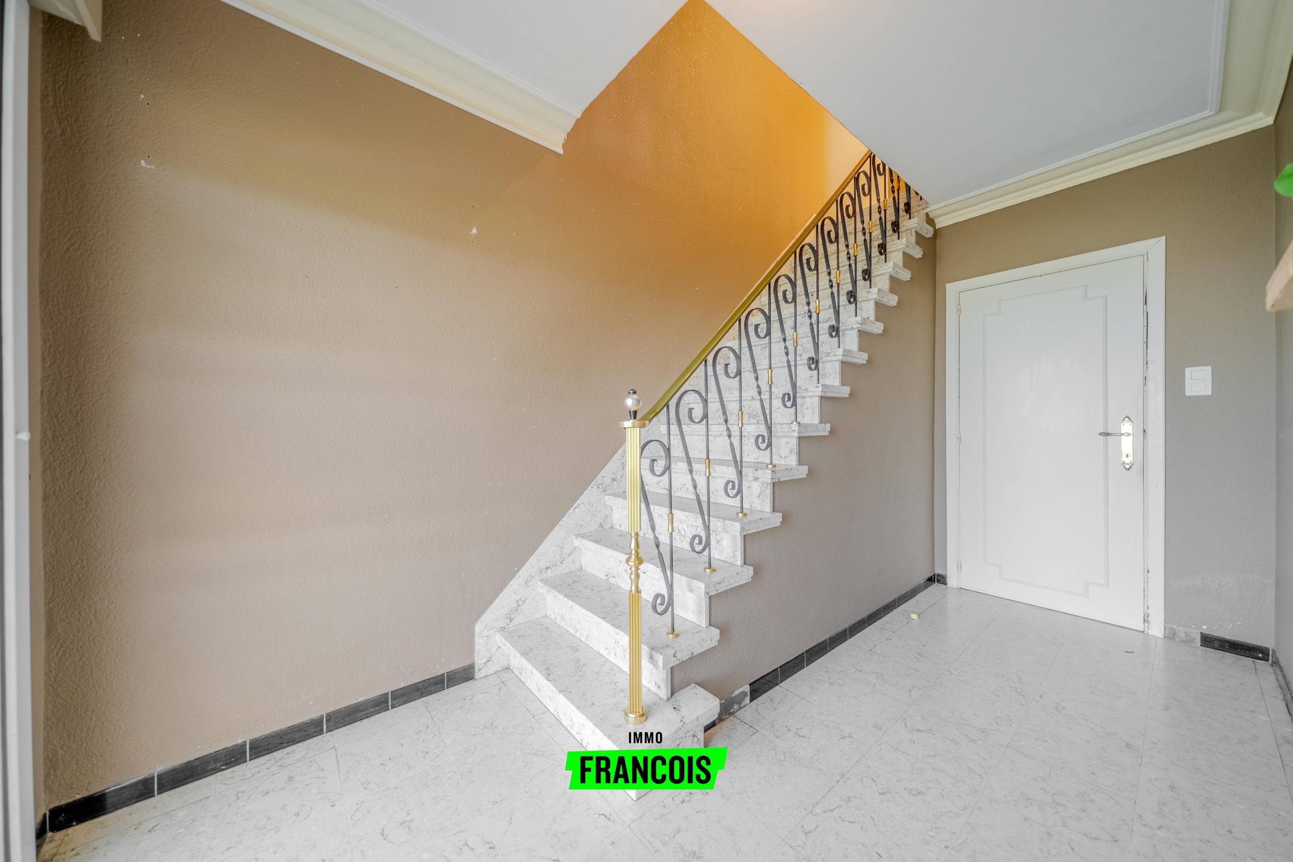 Instapklare halfopen woning met 3 slaapkamers, ruime parkeermogelijkheden en open zicht in hartje Koekelare te koop! - foto 3