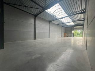 Bent u op zoek naar een hoogwaardige en duurzame bedrijfsruimte voor uw onderneming? Deze kwalitatieve opslag- en productieruimte van 300 m² maakt deel uit van het KMO-project "Boostkamp" in Oostkamp en biedt uitstekende faciliteiten voor diverse bedrijfsactiviteiten.<br /><br />Gebouw & technische specificaties<br /><br />*Oppervlakte: 300 m²<br />*Duurzame staalconstructie opgebouwd met geïsoleerde betonpanelen.<br />*Vrije hoogte: Maar liefst 6,20 m, ideaal voor hoogstapeling of het installeren van stellingen.<br />*Toegang: Automatische sectionale poort (4 m x 4,20 m) met een afzonderlijke toegangsdeur.<br />*Lichtinval: Voorzien van een lichtstraat en een raampartij die zorgen voor natuurlijk daglicht.<br /><br />Energie & duurzaamheid:<br />* Zonnepanelen aanwezig op het dak.<br />* Mogelijkheid tot aansluiting van gas.<br />* Gedeelde regenwaterput van 5.000 liter (per 2 loodsen).<br /><br />Voorzieningen & comfort<br /><br />*Parkeergelegenheid: Inclusief 2 privatieve parkeerplaatsen recht voor de deur.<br />*Sanitair & water: Uitgerust met sanitaire voorzieningen en een wasbak.<br />*Nutsvoorzieningen: Eigen, aparte tellers voor de nutsvoorzieningen.<br /><br />Mogelijkheden & contractuele details<br /><br />*Uitermate geschikt voor tal van activiteiten zoals opslag, logistiek, productie, ambacht, etc.<br />*Beschikbaarheid: per direct<br />*Huurwaarborg: 3 maanden huur.<br />*Onroerende voorheffing: Ten laste van de huurder, transparant doorgerekend op basis van het jaarlijkse aanslagbiljet.<br /><br />Interesse?<br /><br />Wilt u de mogelijkheden voor uw onderneming ter plaatse ontdekken? Neem vandaag nog contact met ons op voor bijkomende info of om een bezoek in te plannen!