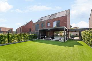 Exclusieve, instapklare gezinswoning op toplocatie in rustige doodlopende straat.Op zoek naar een recente, energiezuinige woning waar comfort, ruimte...