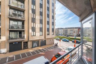 <p><strong>Blankenberge: Instapklaar appartement met terras en zijdelings zeezicht!</strong></p>
<p>Op de 1ste verdieping van de moderne residentie &quot;Apollo&quot; vinden we dit instapklaar 2-slaapkamerappartement met terras, 2 badkamers en zijdelings zeezicht. Met zijn topligging op slechts enkele stappen van de Zeedijk geniet u van de perfecte mix tussen rust en levendigheid. Winkels, restaurants, openbaar vervoer, de duinen en openbaar zwembad bevinden zich allemaal in de onmiddellijke nabijheid.</p>
<p><strong>Indeling:</strong> Inkomhal, woonkamer, terras, open keuken, slaapkamer 1, slaapkamer 2 met badkamer ensuite, badkamer 2, apart toilet en berging.</p>
<p><strong>Troeven:</strong></p>
<ul><li>Zijdelings zeezicht.</li><li>Terras.</li><li>2 Badkamers.</li></ul>
<p>Meer informatie? Contacteer Maarten op het nummer 050 42 58 98. </p>