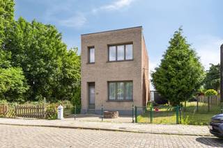 Unieke vrijstaande woning met rondom rond enkel open ruimte. LET OP: deze percelen zijn GEEN eigendom.<br />De woning bestaat uit een voortuin, inkom, living, keuken, berging, toilet, uitbouw en veranda. <br />Achter de woning is er een klein tuintje welk nog kan vergroot worden door de veranda af te breken. De achterliggende grond kan gehuurd worden.<br />Op de eerste verdieping zijn er 2 slaapkamers en een bureauruimte en een ingerichte badkamer.<br />Onderaards is er een handige kelder voorzien.