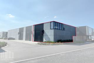 Nieuwbouw KMO-unit met een oppervlakte van 204 m² in combinatie met een mezzanine van 30 m² en 2 privatieve parkeerplaatsen te koop, de unit maakt deel uit van de gloednieuwe KMO-site <strong>"CLARYSSE BUSINESS PARK"</strong> en is uitstekend gelegen langs de Brugsesteenweg (N50) en biedt moderne en hoogwaardige KMO-units. <br /><br />De casco loods is opgebouwd uit een staalconstructie in combinatie met betonwanden en architecturale sandwichpanelen en heeft een vrije hoogte van +/- 6 m. Het magazijn is toegankelijk via een automatische sectionale poort (4m B x 4,5 m H) en aparte toegangsdeur met bovenliggende raampartij. Daarnaast is de unit voorzien van een lichtstraat met rookluik (brandklasse C), geïsoleerd steeldeck, polybetonvloer, aansluitingen voor water, elektriciteit en een afvoer.<br /><br />De unit heeft 2 privatieve parkeerplaatsen!<br />Beschikbaar bij akte.<br /><br />Contacteer PANORAMA B2B voor bijkomende inlichtingen of een vrijblijvend plaatsbezoek 050 300 800.