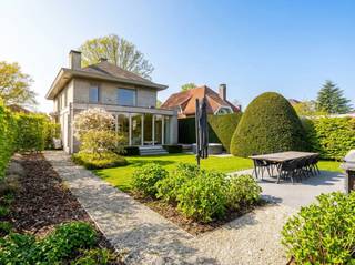 Deze uitzonderlijke villa in de gegeerde Dieseghemwijk werd in 1996 door Antwerps architect P. Van Thuyne met duurzame materialen voor eigen...