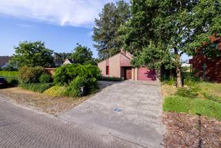 <p><span><strong>Instapklare gezinswoning met 4 slaapkamers op ruim perceel van 1.526 m² in Wechelderzande</strong></span><span></span>!</p>
<p>Bent u op zoek naar een ruime, goed onderhouden woning in een rustige en kindvriendelijke buurt? Deze open bebouwing aan de Brevennendijk 3 in Wechelderzande biedt alles wat u zoekt!<span></span></p>
<p><span><strong>Troeven van deze woning:</strong></span></p>
<ul>
<li><span><strong>Ruim perceel van 1.526 m²</strong></span> met een straatbreedte van 20 meter, ideaal voor gezinnen en tuinliefhebbers.<span></span></li>
<li><span><strong>Instapklare eengezinswoning</strong></span> (bouwjaar 1988) met een bewoonbare oppervlakte van 235 m².<span></span></li>
<li><span><strong>Vier volwaardige slaapkamers</strong></span> en een praktische indeling, perfect voor een groot gezin of thuiswerk.<span></span></li>
<li><span><strong>Volledig geïnstalleerde keuken</strong></span> (vernieuwd in 2015) en een moderne, rolstoeltoegankelijke badkamer (gerenoveerd in 2014).<span></span></li>
<li><span><strong>Energiezuinig wonen</strong></span> dankzij zonnepanelen (3.800 kWh/j), dak-, vloer- en spouwmuurisolatie, dubbele beglazing en een combinatie van elektrische verwarming en houtkachel.<span></span></li>
<li><span><strong>Buitenruimte</strong></span>: voortuin, bosrijke tuin met tuinhuis en meerdere staanplaatsen buiten.<span></span></li>
<li><span><strong>Rustige ligging</strong></span> in een centrale woonkern, vlakbij invalswegen en de dorpskern van Wechelderzande.<span></span></li>
<li><span><strong>Niet gelegen in overstromingsgevoelig gebied</strong></span> (G-score A, P-score A).</li>
</ul>
<br />Deze woning combineert ruimte, comfort en een uitstekende ligging. Ideaal voor wie rustig wil wonen met alle voorzieningen binnen handbereik. Interesse? Neem contact op met Flor Vastgoed via info@flor-vastgoed.be voor meer informatie of een bezoek ter plaatse!