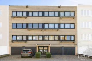 <p>Mooi appartement in de Hoogveldlaan te Dilbeek, uitstekend gelegen nabij alle mogelijke faciliteiten. Scholen, horeca, openbaar vervoer en winkels bevinden zich op wandelafstand en de Brusselse Ring ligt op slechts anderhalve kilometer.</p>
<p>Indeling: Inkomhal met vestiairehoek en een praktische berging, een gezellige leefruimte met aansluitend de keuken (inclusief handige keukenberging) en toegang tot het zuidgerichte terras. Daarnaast beschikt het appartement over een badkamer en 2 slaapkamers. Een overdekte binnenstaanplaats op het gelijkvloers.</p>
<p>Dit appartement is de ideale thuis, maar leent zich ook uitermate goed als investering (momenteel verhuurd voor € 1.000 + lasten). Er is een lift aanwezig in het gebouw. Dankzij de recente hoogrendementsketel op aardgas (2024) en de hoogrendementsbeglazing geniet het appartement van een gunstig EPC met label B (geen renovatieplicht).</p>
<p>Meer info of een bezoek? Bel 054 23 53 83 of mail naar info@localsvastgoed.be.</p>