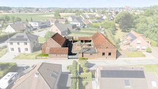 Ontdek deze karaktervolle vierkantshoeve op een perceel van maar liefst 11a90ca, gelegen nabij het centrum van Merchtem, met winkels, scholen...