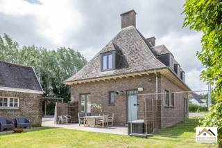 Deze recent gerenoveerde villa met 2 slaapkamers combineert een karaktervolle uitstraling met een verzorgde afwerking in luxueuze materialen. De woning verwelkomt via een majesteuze inkom en biedt lichte, aangename leefruimtes, een uitgeruste keuken, een badkamer en een apart toilet. Het gelijkvloers leent zich bovendien uitstekend voor een zelfstandige activiteit zoals horeca, een praktijk of kantoorruimte. Buiten zorgen de grote boomrijke tuin, het terras, de aparte garage en de lange oprit met parkeergelegenheid voor extra comfort. Dankzij de ligging ideaal aan de R4 is dit een interessante woning voor wie op zoek is naar wonen en werken op één goed bereikbare locatie.bezoekdag zaterdag 27/06 Inschrijven via mail naar stefan@immo-home.be, geen telefonische inschrijvingen! Volg ons op Fb en Insta. Voor meer info: www.immo-home.be. GRATIS SCHATTING & GRATIS FINANCIEEL ADVIES