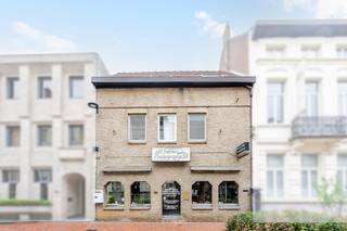 <strong>TOPLIGGING</strong> Ruime handelswoning met woonst en polyvalente ruimte in het centrum<br /><br />Deze ruime handelswoning met woonst biedt een <strong>unieke combinatie van wonen en werken</strong> op een centrale ligging in het stadscentrum. Dankzij de grote polyvalente<strong> handelsruimte van ca. 60 m² </strong>geniet u hier van tal van mogelijkheden voor winkel, kantoor, praktijk, showroom of vrij beroep. De grote raampartijen zorgen voor een uitstekende visibiliteit en een aangename, lichtrijke werkomgeving.<br /><br />Achter de handelsruimte bevindt zich de <strong>gezellige privéwoonst</strong> met een ruime leefruimte die uitkijkt op de charmante stadstuin. De geïnstalleerde keuken met aansluitende berging biedt alle comfort, terwijl de veranda een extra gezellige leefruimte creëert om in elk seizoen van de tuin te genieten. De tuin beschikt bovendien over bijkomende bergruimtes.<br /><br />Op de eerste verdieping en tweede  bevinden zich vier ruime slaapkamers, een dressingruimte die verder afgewerkt kan worden,  een grote badkamer en extra zolder. <br /><br />De woning is instapklaar mits beperkte opfrissingswerken en biedt een uitstekende basis voor wie wonen en werken wil combineren. Het huidige EPC kan bovendien eenvoudig verbeterd worden door het isoleren van de zolder. (plat dak en dakgoten reeds vernieuwd)<br /><br />Dit pand is onderhevig aan de renovatieverplichting die door de Vlaamse overheid wordt opgelegd voor residentiële gebouwen. Raadpleeg de website van het Vlaams Energie- en Klimaatagentschap via https://www.vlaanderen.be/een-huis-of-appartement-kopen/renovatieverplichting-voor-residentiele-gebouwen. <br /><br /><u>Extra troeven:</u><br />* Centrale commerciële ligging<br />* Handels-/polyvalente ruimte van ca. 60 m²<br />* Combinatie wonen en werken<br />* 4 slaapkamers<br />* Gezellige stadstuin met veranda<br />* Veel bruikbare oppervlakte<br />* extra kunnen er twee afzonderlijke garages worden aangekocht<br /><br />Tal van mogelijkheden voor zelfstandigen, vrije beroepen of handelsactiviteiten<br />Een eigendom boordevol potentieel voor ondernemers die op zoek zijn naar ruimte, zichtbaarheid en comfortabel wonen op één locatie.<br />Bel ons nu op 051/62 40 40 