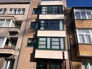 Residentie Leokadia is een appartementencomplex gelegen in het hart van Oostende, een bruisende kuststad in België. Dit moderne gebouw biedt een mix van comfortabele en stijlvolle appartementen die perfect zijn voor woonst of zowel korte als lange verblijven.<br /><br />De appartementen zijn voorzien van alle gemakken die u zich kunt wensen, waaronder een volledig uitgeruste keuken, een ruime woonkamer en een balkon. Er zijn 2 volwaardige slaapkamers. Daarnaast is er ook een lift in het gebouw, waardoor de appartementen toegankelijk zijn voor mensen met beperkte mobiliteit.<br />Op wandelafstand vindt u tal van restaurants, winkels en bezienswaardigheden, waaronder het prachtige strand en de levendige boulevard. Daarnaast zijn er ook goede verbindingen met het openbaar vervoer, waardoor u gemakkelijk de rest van de stad en de omliggende regio kunt verkennen.<br /><br />Of u nu op zoek bent naar een comfortabele uitvalsbasis voor een ontspannen strandvakantie of een appartement om te wonen, da biedt dit pand alles wat u nodig heeft voor een aangenaam verblijf in Oostende. Eventuele overname meubels is bespreekbaar. Fietsenberging aanwezig.