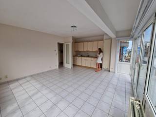 Ruim ongemeubeld appartement met 2 slaapkamers. Het appartement ligt in de Zeelaan van Koksijde in het volle centrum van Koksijde-Bad. Indeling:...