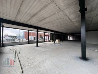 Gloednieuwe <strong>casco</strong> handelsruimte/showroom in combinatie met opslagruimte te huur. Fantastisch gelegen langs de <strong>commerciële Kortrijksesteenweg</strong> en op slechts 4 km van de E40 en R4. <br /><br />Dit commerciële pand betreft een showroom/handelsruimte van 1.870 m² en beschikt over open spaces met glazen vitrine waardoor men geniet van een zéér goede <strong>visibiliteit </strong>langs de voorzijde van het gebouw. Daarnaast is er een opslagruimte voorzien met een oppervlakte van 700 m² en een sectionale poort. Dankzij de casco-oplevering heeft u de flexibiliteit om de ruimte volledig aan te passen aan uw specifiek wensen en behoeften. Tevens beschikt het bedrijfsgebouw over een <strong>ondergrondse parking</strong> met 24 parkeerplaatsen.<br /><br />Interesse? Neem vandaag nog contact met ons op voor meer informatie of een vrijblijvend plaatsbezoek. Bel <strong>PANORAMA B2B GENT KANTOREN</strong> op <strong>0477 44 39 30.</strong>