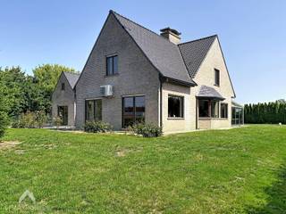 <p>Ontdek deze ruime en energiezuinige villa waar comfort, ruimte en functionaliteit perfect samenkomen.<br />Via de royale inkomhal met gastentoilet bereikt u alle vertrekken op het gelijkvloers. De lichtrijke leefruimte biedt plaats aan een gezellige zit- en eethoek. Aansluitend bevindt zich de volledig geïnstalleerde keuken met veranda, uitkijkend op de ruime onderhoudsvriendelijke tuin.<br />Verder beschikt de woning over een praktische berging en wasplaats. Buiten geniet u van een grote, verzorgde tuin met garage, carport geschikt voor een mobilhome en een buitenkeuken.<br />De villa is volledig onderkelderd en biedt tal van afzonderlijke bergruimtes. Ondergronds is er plaats voor maar liefst drie wagens.<br />Met vijf volwaardige slaapkamers, een polyvalente ruimte en twee badkamers is deze woning ideaal voor grote gezinnen of wie extra ruimte zoekt voor hobby’s, thuiswerk of een zelfstandige activiteit. De eerste badkamer is uitgerust met douche, bad, dubbele lavabo en toilet, terwijl de tweede beschikt over een douche, lavabo en toilet.<br />Een unieke eigendom met uitzonderlijke volumes en tal van mogelijkheden. Een bezoek zal u ongetwijfeld overtuigen!<br /><br />Extra troeven<br /><br /></p>
<ul>
<li>EPC C</li>
<li>airco + warmtepomp</li>
<li>30000l regenwater</li>
<li>uitstekende ligging</li>
</ul>
<p><br />Deze woning is te koop ZONDER makelaar via het concept van Smart Houses. Wenst u verdere inlichtingen of een bezoek? Contacteer rechtstreeks de eigenaar via 0492/17.80.48</p>