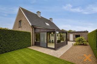 RUSTIG GELEGEN VERZORGDE GEZINSWONING VAN EERSTE EIGENAAR OP WANDELASTAND VAN CENTRUM EEKLO. Woning bestaande uit: Gelijkvloers:...