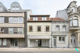 Ontdek deze ruime woning met winkelruimte en vier slaapkamers, nabij centrum Izegem. De woning beschikt over een bewoonbare oppervlakte van...