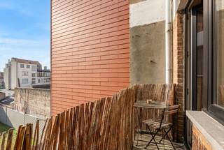 <p>Stap binnen in dit charmante appartement in de Kaaistraat, midden in het bruisende hart van Oostende.<br />Gelegen op de vijfde verdieping van een verzorgd gebouw uit 1965, geniet je hier van een mooie combinatie van ruimte, comfort en een centrale ligging.<br /><br />Bij het binnenkomen kom je terecht in de ruime woonkamer, waar het aangenaam thuiskomen is. De leefruimte loopt mooi over in de eetkamer, waardoor je hier alle ruimte hebt om gezellig te tafelen of met vrienden en familie samen te zijn. Vanuit de leefruimte geniet je bovendien van toegang tot een leuk terras, de ideale plek om even buiten te zitten met een koffie, een aperitiefje of gewoon te genieten van de buitenlucht.<br /><br />Aansluitend bevindt zich de praktische keuken, waar je alles bij de hand hebt om heerlijke maaltijden te bereiden. De indeling zorgt ervoor dat de keuken mooi aansluit bij de leefruimtes.<br />Verder beschikt het appartement over twee aangename slaapkamers. De ene kamer kan perfect dienstdoen als hoofdslaapkamer, terwijl de tweede kamer ook ideaal is als kinderkamer, logeerkamer of gezellige thuiswerkplek. De badkamer is functioneel ingericht en biedt nog mogelijkheden om deze volledig naar eigen smaak in te richten.<br /><br />Het appartement werd recent gerenoveerd en voelt daardoor fris en eigentijds aan. Met zijn 67 m² bewoonbare oppervlakte is er bovendien voldoende ruimte om hier comfortabel te wonen.<br />En dan is er natuurlijk de ligging: je bevindt je hier midden in Oostende, op wandelafstand van de winkels, gezellige horecazaken en de zee. Of je nu op zoek bent naar een eigen stekje aan de kust, een tweede verblijf of een interessante investering, dit appartement biedt heel wat mogelijkheden.<br /><br />Kom binnen, ontdek de ruimtes en laat je verrassen door de charme én het gezellige terras van dit appartement.</p>