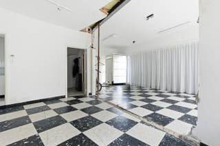 Dit pand biedt de ideale combinatie van wonen en werken, met een handelsruimte op het gelijkvloers en een comfortabele woning op de...