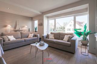 Op zoek naar de combinatie van rust en groen met toch de zee binnen handbereik? Dan is dit een echte voltreffer! Dit appartement bevindt zich aan de rand van de villawijk, op een boogscheut van het strand, en biedt u zo het beste van twee werelden.<br /><br />Het appartement maakt deel uit van een kleinschalige residentie, wat meteen zorgt voor een uiterst charmante en huiselijke uitstraling. Binnenin is het appartement volledig gerenoveerd en gezellig ingericht, waardoor u hier zonder zorgen kan intrekken. Met 2 volwaardige slaapkamers biedt dit appartement voldoende ruimte voor een gezin of voor wie regelmatig bezoek krijgt.<br /><br />Ook praktisch zit het hier snor: de kelderberging is inbegrepen bij het appartement. Energetisch scoort dit appartement bovendien uitstekend, met een EPC van 139 kWh/m²jaar behaalt het met glans het B-label! Bovendien hoeft u geen verhuis te plannen, het appartement wordt gemeubeld aangeboden.<br /><br />Het appartement beschikt zowel voor- als achteraan over elektrische rolluiken waardoor privacy en slaapcomfort optimaal is.