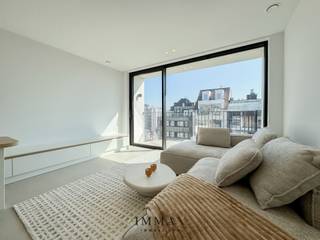 Dit appartement is ideaal gelegen op de Lippenslaan, nabij het Van Bunnenplein, en biedt een prachtig zijdelings zeezicht. <br />Deze nieuwbouw omvat een inkomhal met afzonderlijk toilet en een praktische berging. De lichtrijke woonkamer is voorzien van een moderne <br />open keuken en geeft uit op het voorste terras. Verder beschikt het appartement over twee volwaardige slaapkamers met toegang tot het <br />achterste terras en een stijlvolle, moderne douchekamer. Een extra berging is inbegrepen. Verkoop onder BTW-stelsel. <br /><br />Aarzel niet om ons te contacteren voor meer informatie: tel. 050 62 44 14 of via knokke@immax.be