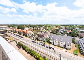 <p>Te renoveren penthouse met PRACHTIG zicht en groot (40m²) zonneterras in Nieuwpoort-Bad.<br /><br />Deze penthouse bevindt zich op de 10de verdieping van de karaktervolle residentie Ysera II. Vanop het royale zonneterras kan u genieten van een panoramische zicht op groen en de villa's. Het appartement ligt vlakbij het commerciële centrum en de zee. Kortom: een ideale ligging voor vaste bewoning alsook een 2de verblijf.<br /> </p>
<p>Het appartement werd als volgt ingedeeld: Inkomhal met vestiairemogelijkheid | lichtrijke leefruimte met halfopen keuken en toegang tot het GROTE zonneterras | 1ste compacte slaapkamer | volwaardige slaapkamer met toegang tot zonneterras | badkamer met bad, douchegarnituur en lavabo in meubel | afzonderlijk toilet met lavabo.<br /><br />Er is een gemeenschappelijke fietsenberging aanwezig in de residentie. U heeft de mogelijkheid om één OF meerdere garageboxen aan te kopen in het gebouw.<br /><br />Bent u op zoek naar een renovatieproject met PRACHTIG zicht en ROYAAL zonneterras ? Aarzel dan niet en contacteer ons voor een bezoek.</p>