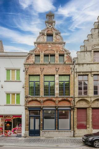 Deze unieke eigendom bestaat uit het hoofdpand dat zich uitstrekt over 3 verdiepingen. <br />In de ommuurde binnentuin vinden we eveneens een charmant bijgebouw met 2 verdiepingen terug. <br /><br />Dit historische pand kent zijn oorsprong in 1556 en was voordien gekend als 'Drukkerij De Scheldegalm' <br /><br />Indeling <br />Gelijkvloers: <br />Ontvangstruimte/ kantoor - hal - woonkamer 1 - woonkamer 2 - eetkamer - keuken - orangerie - dubbele garage - badkamer <br /><br />1e verdieping: <br />Nachthal - slaapkamer 1 met sanitair - master badkamer - master slaapkamer <br /><br />2e verdieping: <br />zolder met origineel dakgebinte, mogelijkheid tot meerdere extra kamers <br /><br />Extra: <br />- Bijgebouw in tuin met 2 verdiepingen <br />- 2 ingangen met eigen huisnummer <br />- Mogelijkheid tot derde ingang via bijgebouw<br />- Inpandige dubbele garage<br />- Kelder <br /><br />Hebt u interesse in dit kantoor met woning te koop in Oudenaarde? Vraag meer info of leg een bezoek vast via 09 245 35 35 of business.gent@dewaele.com.<br /><br />Bestuursmaatregelen in het maatregelenregister: nee