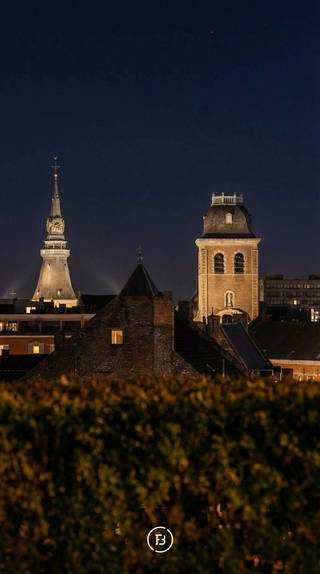 Dit uitzonderlijk ruime appartement van ca. 220 m² biedt een zeldzame combinatie van volume, licht en rust, midden in de stad. De architectuur is...