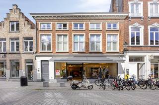 Handelspand met grote etalage te huur op commerciële ligging in Noordzandstraat nabij 't Zand in Brugge.Indeling: Commerciële ruimte (+/- 80 m²)...
