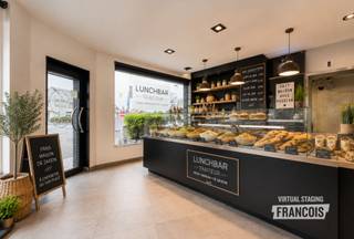 Bent u op zoek naar een uitstekend gelegen handelsruimte voor uw bakkerij, slagerij of andere voedingszaak? Dan is dit pand, gelegen op een commerciële toplocatie in de Vredelaan te Blankenberge, zeker een bezoek waard.<br /><br />Deze volledig uitgeruste handelszaak beschikt over een ruime winkelruimte met achterliggende werk- en opslagruimtes, waardoor een efficiënte werking gegarandeerd is. Daarnaast is er een aparte rustruimte aanwezig, voorzien van een eigen badkamer voor extra comfort.<br /><br />Een grote troef van dit pand is de uitgebreide kelderverdieping die zich onder de volledige handelsruimte bevindt en perfect kan dienen als extra opslagruimte.<br /><br />De aanwezige bakkerij-uitrusting en apparatuur zijn recent en goed onderhouden. Deze kunnen worden overgenomen voor € 55.000, wat neerkomt op ongeveer de helft van de oorspronkelijke investeringswaarde. Hierdoor kan u snel en zonder zware opstartkosten uw activiteit starten.<br /><br />Dankzij de praktische indeling en ruime infrastructuur leent het pand zich niet alleen perfect voor een bakkerij, maar ook voor een slagerij, traiteurzaak, delicatessenwinkel of gelijkaardige commerciële activiteiten.<br /><br />Bovendien kunnen een garage en privatieve staanplaats optioneel worden bijgehuurd, wat zorgt voor extra comfort en praktische mogelijkheden voor leveranciers, personeel of stockage.<br /><br />Interesse in deze unieke commerciële opportuniteit? Contacteer ons gerust voor meer informatie of een plaatsbezoek.<br /><br />