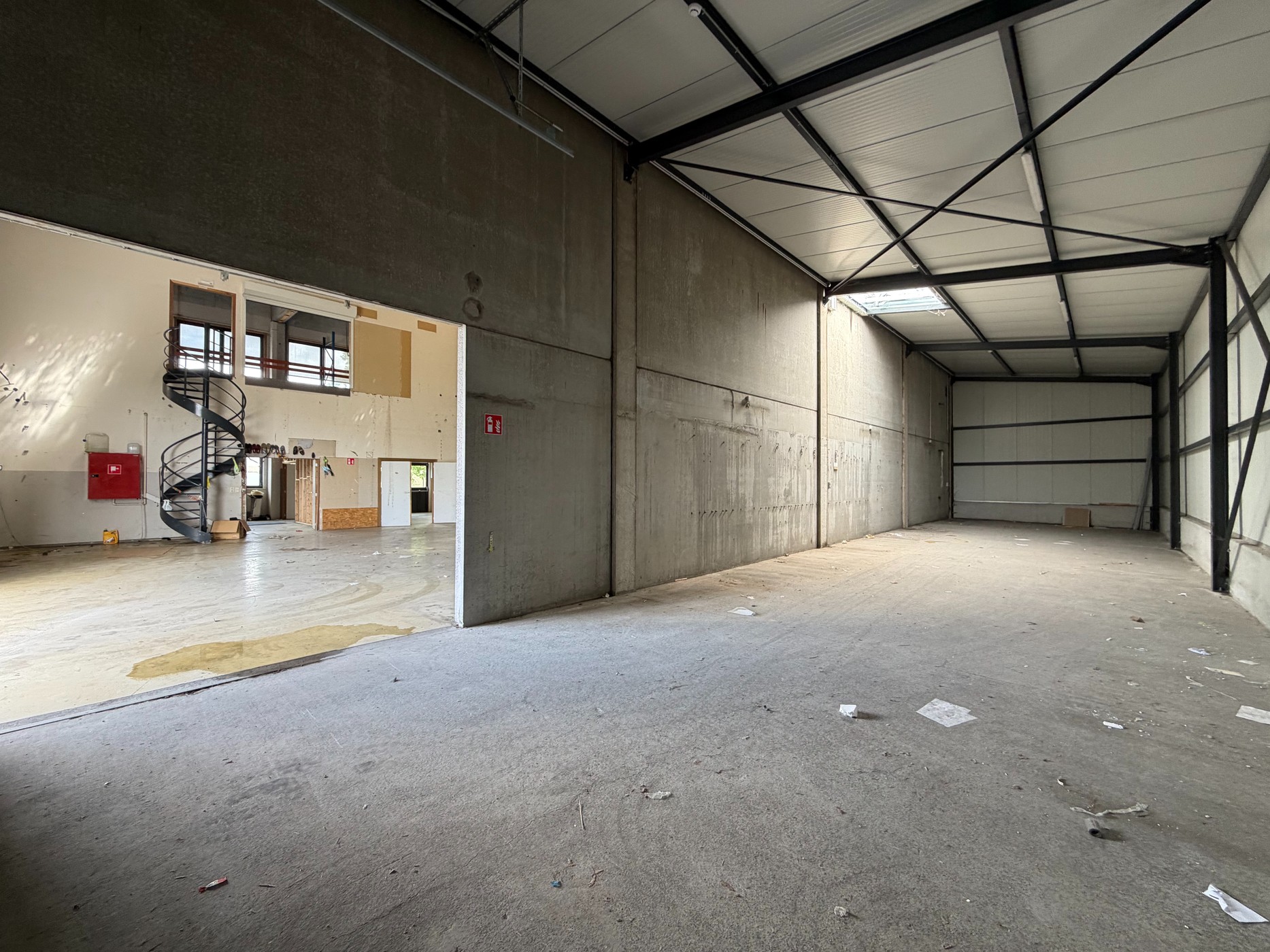 Magazijn 565 m² met bijhorende kantoorruimte (+/- 500 m²) te huur in Zulte. - foto 4