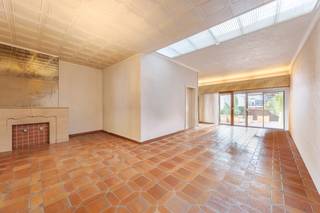 Gelegen in de levendige winkelstraat van Bornem, stellen wij jou deze veelzijdige handelswoning met charmante woonst en stadstuin voor. Een...