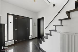 Deze leuke gezinswoning ligt op een uitstekende locatie, vlak bij het centrum van Rijmenam en in een groene omgeving nabij de Dijle. Op wandelafstand bevindt zich de gezellige winkelstraat met tearooms, charmante cafés en restaurants, evenals een supermarkt, apotheek en andere voorzieningen.<br /><br />De woning werd deels gerenoveerd in 2017.<br /><br />Via de ruime inkomhal betreedt u de woning. Deze hal geeft toegang tot de gezellige leefruimte van 25 m². Daarnaast bereikt u vanuit de inkomhal de berging met kelder en de eetkamer, die uitgerust is met een pelletkachel en een ingemaakte tv-wand. De eetkamer sluit naadloos aan op de volledig geïnstalleerde keuken en het gastentoilet. Vanuit de eetkamer heeft u bovendien rechtstreeks toegang tot de tuin.<br /><br />Op de eerste verdieping bevinden zich drie ruime slaapkamers, een apart toilet en een badkamer met dubbele lavabo, een ruime inloopdouche en een ligbad.<br /><br />Tot slot beschikt de woning nog over een praktische bergzolder.<br /><br />*Optioneel is het mogelijk om de naastgelegen bouwgrond voor een halfopen bebouwing van 2a 07ca mee aan te kopen.<br /><br />Voor een gedetailleerd overzicht van de indeling en nog veel meer, raden we je aan om onze website te bezoeken voor de grondplannen op www.imovastgoed.be. Voor verdere informatie en vragen, aarzel niet om contact op te nemen met Jean Heylen via jean.heylen@imovastgoed.be of bel naar 015/34.34.54.