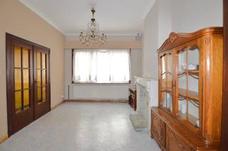 Ontdek het potentieel van deze ruime gezinswoning. Met een bewoonbare oppervlakte van circa 193 m² en maar liefst 4 slaapkamers, biedt dit pand de perfecte basis om uw droomhuis te creëren.<br /><br />De woning verwelkomt u met een doorzonwoonkamer die overloopt in de eetkamer en open keuken. Vanuit de keuken heeft u directe toegang tot de tuin, een fijne buitenruimte met veel potentieel.<br /><br />Op de bovenverdiepingen bevinden zich de badkamer en de 4 volwaardige slaapkamers waarvan ééntje met vide.<br /><br />Interesse?<br /><br />Grijp deze kans en maak van dit huis uw nieuwe thuis. Voor meer informatie of een bezichtiging, neem gerust contact op via 0494 03 06 40 of michael@immovos.be.<br />
