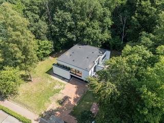 Welkom in deze prachtig gerenoveerde villa uit de jaren ’70, waar hedendaags comfort en natuurlijke rust elkaar ontmoeten. Deze woning werd...