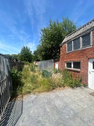 <span><strong>**Op te frissen/ te renoveren woning nabij Centrum Wilsele-Putkapel en E314**</strong></span><br /><br />Nabij het centrum van Wilsele, op een boogscheut van Leuven en tal van <strong>belangrijke invalswegen</strong> kan je deze op te frissen woning met renovatie verplichting binnen de 6 jaar vinden. Dit pand biedt tal van mogelijkheden en is gelegen op <strong>een perceel van 10a43ca</strong> en genietende van een <strong>Zuid-West georiënteerde tuin</strong>.<br /><br /><span><strong>De woning zelf heeft een bewoonbare oppervlakte van ongeveer 180m² en heeft volgende indeling: </strong></span><br />De gelijkvloers verdieping bestaat uit een inkomhal, keuken, eetplaats en leefruimte. Alsook heeft deze woning een bergplaats op het perceel. <br />De woning beschikt over een kelder. Verder zijn er 3 slaapkamers De badkamer is ingericht met bad met douchestang en lavabo. <br /><br /><span><strong>Interesse in een bezichtiging ter plaatse? Neem contact op en informeer naar de bezoekmomenten: jacky@connect-immo.be </strong></span><br /><br />EPC: 417 kWh/m² - UC3624677 - Label E<br />Wg-Gdv-Gvkr-Gvv