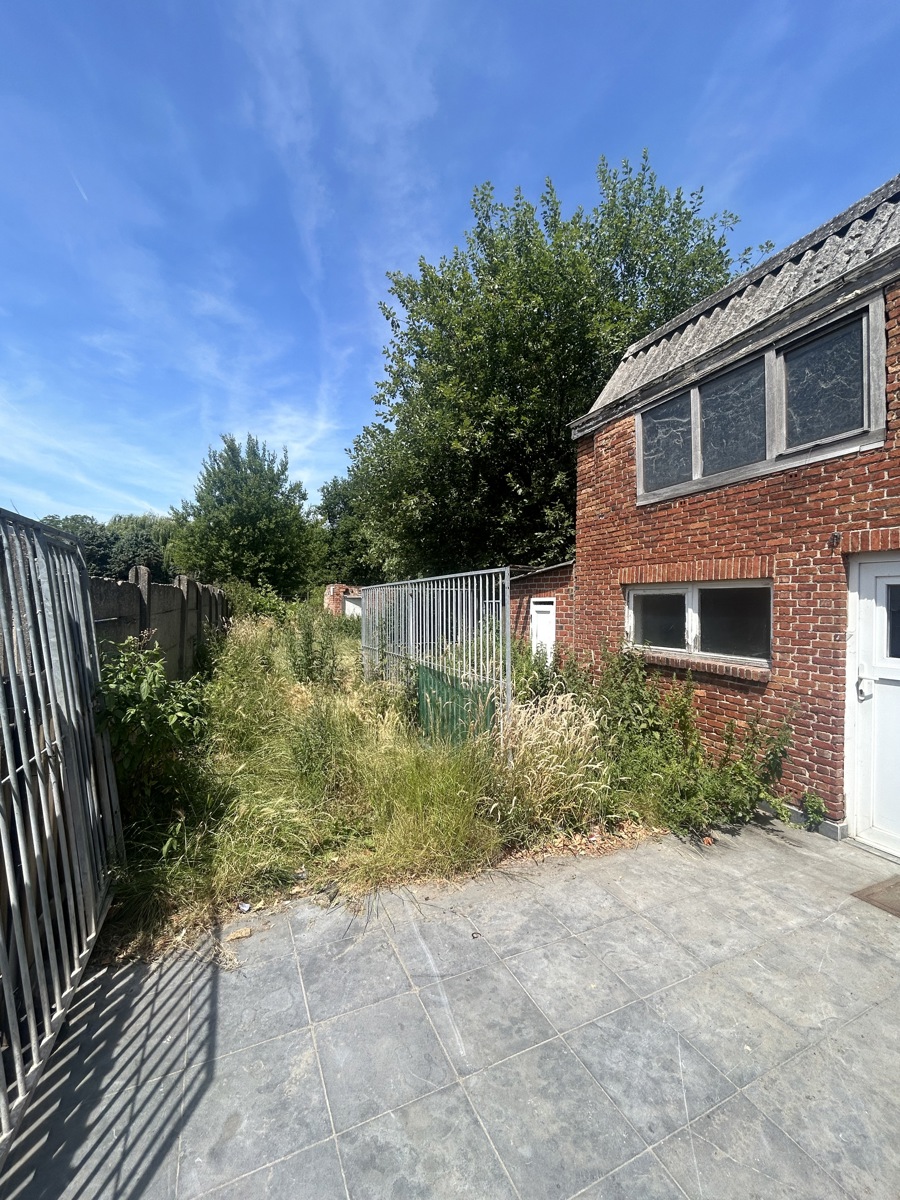 Op te frissen/ te renoveren woning nabij verbindingswegen - foto 3