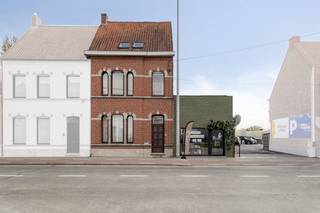 Deze instapklare woning biedt een bewoonbare oppervlakte van 220 m² op een perceel van 554 m² en is voorzien van zonnepanelen en een zonneboiler (EPC: C).De woning beschikt over een aangelegde tuin met sauna, petanqueplein, barbecue met bar en kippenren. Er is bovendien een regenput en steenput aanwezig.Indeling:- Gelijkvloers: open leefruimte met ingerichte keuken, wasplaats, toilet en douche- Eerste verdieping: twee ruime slaapkamers, badkamer met bad en apart toilet- Tweede verdieping: drie slaapkamers- Bijgebouw (±35 m²): geschikt als winkel, praktijk- of kantoorruimte- Kelder en twee zolders: extra bergruimteDeze woning combineert ruimte, functionaliteit en een aangename tuin met ontspanningsmogelijkheden.Meer info? Neem contact op via Dewaele.comDe algemene voorwaarden van Dewaele DIY kunt u steeds raadplegen via dewaele.com.