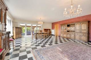 Gelegen in de Vissersstraat te Koksijde, vinden we deze gelijkvloerse villa te koop met ruime tuin op een perceel van maar liefst 2113m². De op te frissen woning bevindt zich in een zijstraat van de Houtsaegerlaan en de Pylyserlaan!Op zoek naar interessante immo te Koksijde? Lees dan zeker verder!INDELING> Gelijkvloers:- Inkomhal met apart toilet- Zonnige leefruimte met houthaard en toegang tot de veranda- Keuken- Berging met aansluiting wasmachine- Nachthal- 3 slaapkamers- Badkamer met douche en lavabomeubel- Inpandige garage met vaste trap naar de zolder> De ruime zolder (191m²) kan eveneens perfect ingericht worden.> Kelder (21m²)> Ruime tuinInteresse in deze woning? Aarzel dan zeker niet contact op te nemen met de dossierverantwoordelijke Yari Devos via 0491 27 21 85 of yari.devos@dewaele.com.Dit pand is onderworpen aan de renovatieverplichting van de Vlaamse overheid voor residentiële gebouwen (behoudens bij sloop binnen 5 jaar na de aankoop). Consulteer voor meer informatie de website van het Vlaams Energie- en Klimaatagentschap via https://www.vlaanderen.be/een-woning-kopen/renovatieverplichting-voor-residentiele-gebouwenBestuursmaatregelen in het maatregelenregister: nee