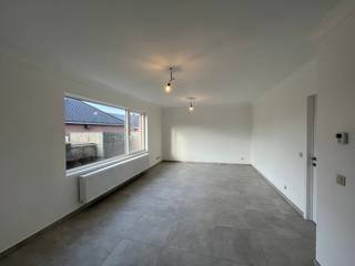 Deze recent gerenoveerde woning beschikt onder andere over een inkomhal met gastentoilet, een ruime leefruimte en een afzonderlijke keuken, uitgerust met onder andere een combi-oven en vaatwasser. <br />Verder zijn er drie slaapkamers en een badkamer met lavabo, douche en toilet.<br /><br />De woning beschikt ook over een inpandige garage (met aansluiting voor wasmachine en droogkast) en een ruime oprit geschikt voor meerdere wagens. <br />De zolder kan worden gebruikt als opslagruimte.<br />De recent aangelegde tuin vormt een aangename buitenruimte.