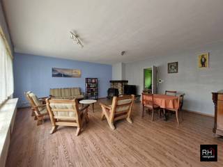 Bent U op zoek naar een ruim appartement, dan is dit appartement van maar liefst 109 m² zeker een bezoek waard. Gelegen in de dorpskern van Heist geniet U hier van een uiterst centrale ligging, recht tegenover het station en op wandelafstand van winkels, scholen, openbaar vervoer en andere dagelijkse voorzieningen.<br /><br />Het appartement bevindt zich in een rustige doodlopende straat, wat zorgt voor een aangename en kindvriendelijke woonomgeving. Dankzij de uitstekende fietsverbinding bereikt U bovendien vlot het centrum van Knokke. Achteraan het appartement is er een ruim privatief terras, waar U in alle rust kunt genieten van de buitenruimte.<br /><br />Het appartement maakt deel uit van een kleinschalige residentie met slechts drie appartementen. Er is geen syndicus aanwezig, wat resulteert in bijzonder lage maandelijkse kosten. Een extra troef is de inbegrepen garage, die rechtstreeks bereikbaar is via de koer. Momenteel is het appartement verhuurd.<br /><br />Indeling:<br /><br />- Inkomhal,<br />- Grote leefruimte,<br />- Keuken met rechtstreekse doorgang naar het terras,<br />- Terras,<br />- Buitenberging,<br />- Ruime slaapkamer,<br />- Tweede ruime slaapkamer,<br />- Badkamer voorzien van wastafel, toilet en bad,<br />- Garage,<br /><br />Dit appartement biedt dankzij zijn royale oppervlakte, centrale ligging en talrijke renovatiemogelijkheden een uitstekende kans voor zowel eigen bewoning als investering. Neem vandaag nog contact op voor meer informatie of een bezoek ter plaatse!