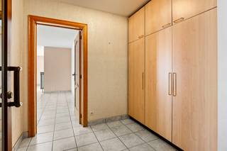 Gunstig en rustig gelegen groot verzorgd gelijkvloers appartement met 3 slaapkamers van ca.145m² in residentie Victoriepark. Via de privatieve inkomhal met vestiaire komen we in een zeer ruime en lichte aangename woonkamer. De geïnstalleerde verzorgde keuken beschikt over een berging met wasaansluiting. Via de nachthal met gastentoilet vinden we 3 rustig gelegen slaapkamers, waarvan één zeer ruime, dewelke allen uitgeven op het achtergelegen terras en het groen van de gemeenschappelijke tuin. De badkamer is ingedeeld met een ligbad en wastafelmeubel en beschikt over een extra betegelde nis alwaar een douche voorzien kan worden. Residentie Victoriepark is een verzorgd gebouw op wandelafstand van het centrum gelegen waardoor alle winkels, de markt en belangrijkste voorzieningen zich in de directe omgeving bevinden. Bij dit appartement is er bovendien de mogelijkheid om optioneel een ruime garagebox bij aan te kopen in de ondergrondse parkeergarage, zonder verplichting.<br />Kortom een ruim verzorgd appartement met eigen privatieve inkom op een aantrekkelijke centrum locatie, zonder renovatieverplichting en asbestvrij.<br />Vermelde oppervlakten/afmetingen zijn indicatief. Oppervlakte conform EPC.