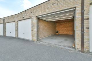 In het centrum van De Haan bevindt zich deze ruime garagebox.<br /><br />Het garagecomplex beschikt over een vlotte in- en uitrit, wat zorgt voor een comfortabele en toegankelijke bereikbaarheid. De garage is ideaal voor eigen gebruik of interessant als investering.<br /><br />Met een oppervlakte van 18,75 m² en afmetingen van 3,10 meter breed op 6,05 meter diep beschikt u over voldoende ruimte voor het parkeren van een wagen, het stallen van fietsen of motoren, of het opbergen van materialen.<br /><br />Interesse? Contacteer ons voor meer informatie!