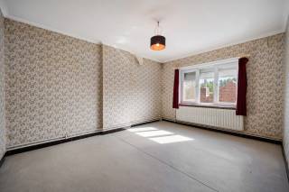 Deze halfopen bebouwing in Zoutleeuw biedt een buitengewone opportuniteit voor wie droomt van een woning met veel potentieel. Gelegen op een royaal perceel van 2025 m², vormt dit huis uit 1954 een perfecte canvas om volledig naar eigen smaak en wensen te renoveren en in te richten. Met een bewoonbare oppervlakte van 151,20 m² is er voldoende ruimte om een modern en persoonlijk leefcomfort te creëren. De praktische indeling, met drie slaapkamers en één badkamer, biedt een solide basis die eenvoudig aangepast kan worden aan uw woonstijl. De aanwezige garage en de ruime parkeerplaatsen voor zes voertuigen geven extra flexibiliteit en comfort, zowel voor gezinnen als voor bezoekers. De ruime tuin rond het huis nodigt uit om een prachtige buitenruimte aan te leggen, helemaal afgestemd op uw voorkeuren. Door de combinatie van de grote oppervlakte, de gunstige ligging en de vele mogelijkheden voor renovatie, is deze woning een ideale investering voor wie op zoek is naar een persoonlijk project met grote meerwaarde. Hier kunt u uw eigen woondroom realiseren, volledig volgens uw eigen visie en behoeften.