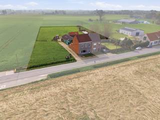 <p>Te koop: karaktervolle halfopen woning met weide in Beveren aan de Ijzer (Alveringem), midden in een groene en landelijke omgeving.</p>

<p> </p>

<p>Deze halfopen bebouwing bevindt zich op een prachtig gelegen perceel met weidse landelijke verzichten.<br />De zuidgerichte weide van maar liefst 6.098 m² vormt een absolute troef en geniet van een optimale zonoriëntatie, waardoor je hier in alle rust maximaal van licht en ruimte profiteert.</p>

<p> </p>

<p>Het pand is te renoveren, maar biedt ook interessante mogelijkheden voor nieuwbouw, ideaal voor wie zijn woonproject volledig naar eigen smaak wil realiseren. De combinatie van ruimte, ligging en potentieel maakt dit een unieke kans.</p>

<p> </p>

<p>Gelegen in het charmante Alveringem, omringd door open velden en stilte, is dit de perfecte plek voor liefhebbers van het buitenleven en een authentieke landelijke sfeer.</p>

<p> </p>

<p>Belangrijkste kenmerken:<br />• Grote weide met vijver<br />• Ruime ingedeelde kamers<br />• 3 slaapkamers met zicht op de weidse velden<br />• Garage en schuur voor extra opslag of hobbyruimte<br />• Zolder en kelder voor bijkomende opbergruimte</p>

<p> </p>

<p>Troeven:<br />• Prachtige landelijke verzichten<br />• Grote weide achter de woning<br />• Mooie ligging in een rustige, groene omgeving</p>

<p> </p>

<p>Neem vandaag nog contact op met je ERA-makelaar voor een bezoek.</p>

<p> </p>

<p>JOUW DROOMHUIS. ZO GEVONDEN!</p>