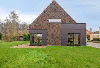  * 3 Ruime Slaapkamers:   * Hoofdslaapkamer met ensuite badkamer   * Tweede badkamer toegankelijk vanuit de nachthal * Bureau: Momenteel ingericht...