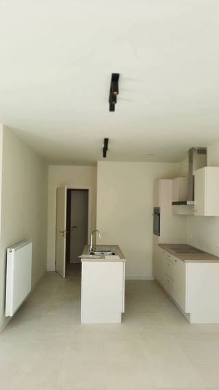 <p>immo DAVID stelt voor: tweekamerappartement uit 2021 dat hedendaags wooncomfort combineert met een bijzonder gunstige ligging in Zellik. Het appartement bevindt zich op de eerste verdieping van een verzorgd gebouw met lift en verkeert in perfecte staat. U hoeft hier werkelijk enkel uw meubels en valies mee te brengen. Bij het binnenkomen komt u in de inkomhal, die toegang geeft tot de lichtrijke woonkamer met aansluitende open keuken dat zorgt voor een ruimtegevoel. Vanuit de woonkamer heeft u rechtstreeks toegang tot het aangename zuidgerichte terras, een ideale plek om te genieten van de zon en de buitenlucht. Het appartement beschikt over een berging, badkamer, twee (slaap) kamers van respectievelijk 9 m² en 14 m² en een aparte douchekamer. Als extra troef beschikt het appartement over een privatieve kelder en twee binnenstaanplaatsen. Dankzij de centrale ligging combineert u het comfort van een rustige woonomgeving met een vlotte bereikbaarheid. Het centrum van Zellik bevindt zich op slechts 300 m, winkels ook op 300 m, openbaar vervoer op 300 m, station Zellik op 1200 m, UZ Brussel op 3500 m en het Laarbeekbos op 1500 m. De Grote Markt van Brussel bevindt zich op 8 km en de Ring op 3,3 km.</p>